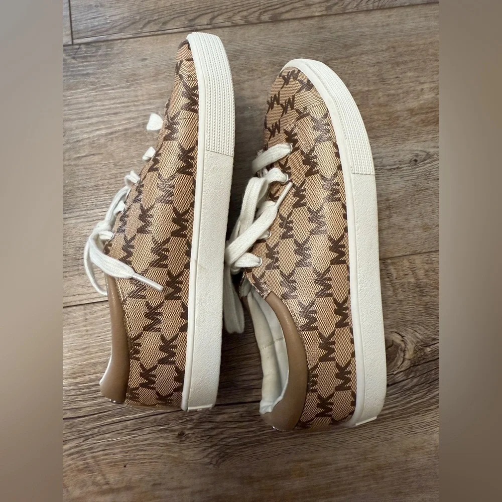 Excellent condition size 5, Michael kors.